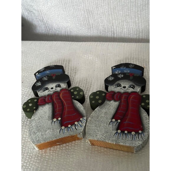 A pair Of Hand painted wood snowmen, 7” x 4, Christmas decoration/ Kim Vagnetti - Picture 3 of 5